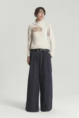 Pantalón de gabardina liviana color negro, de tiro medio y pierna ancha tipo palazzo con tablas en el delantero.