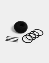 Set de accesorios para el pelo color negro, incluye una dona para moño, cuatro gomitas elásticas y cuatro horquillas.