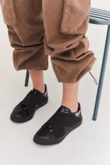 Zapatillas de diseño moderno, con parte superior en material sintético y suela robusta.