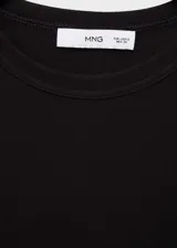 Camiseta negra de manga larga con cuello redondo y corte ajustado.