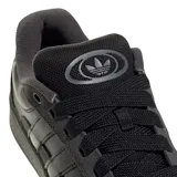 Championes Adidas Campus 00S, color negro con detalles en gris. Presentan las tres tiras características de la marca en cuero negro.