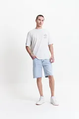 Bermuda de jean celeste con corte relaxed, basta desflecada, pasacintos y confección 100% algodón.