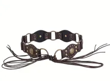 Cinturón de cuero marrón con apliques metálicos dorados y tiras de cuero para atar.