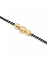 Pulsera de cuero negro con tres cuentas grandes de aleación de metales bañadas en oro 18K.