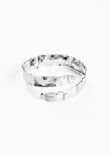 Brazalete plateado ajustable para el brazo, con diseño martillado y entrelazado.