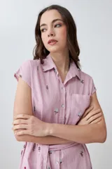 Vestido camisero midi a rayas verticales rosas y blancas con bordados florales multicolores, cuello camisero, mangas cortas y cinturón de lazo.