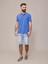 Remera polo celeste de piqué de algodón, corte clásico, con cuello y mangas acanalados.