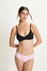 Bombacha de corte bikini o culotte sin costuras, color rosa pálido con estampado de corazones pequeños en rosa más oscuro.