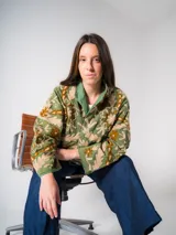 Chaqueta verde militar con bordados florales en tonos beige y marrón. Corte recto, cuello mao y mangas largas. Inspirada en los bosques de cedros milenarios de la isla japonesa de Yakushima.