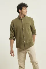 Camisa de lino color beige, de cuello mao y manga larga.