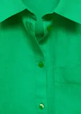 Camisa verde de lino con cuello camisero, manga larga con puños abotonados, bolsillo de parche en el pecho y cierre frontal con botones.