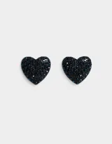 Par de aros pasantes con forma de corazón, cubiertos de strass color azul oscuro.