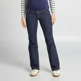Pantalón de jean azul oscuro, corte flare, con cintura alta elástica para embarazo.