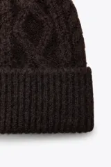 Gorro de lana color rosa con diseño de punto trenzado.