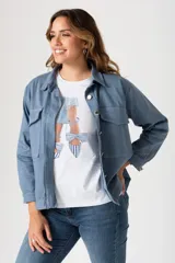 Remera blanca de mangas cortas con estampa de zapatos de baile con moños a rayas.