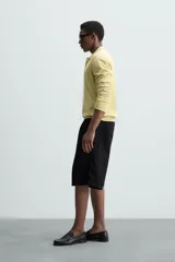 Polo de punto color amarillo claro, corte regular fit, tejido en hilatura con mezcla de algodón y lyocell. Cuello solapa con cierre frontal de botonadura y manga larga. Acabados en rib.