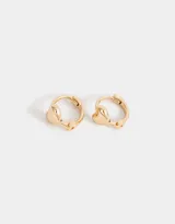 Aros tipo argolla bañados en oro con dije de corazón.
