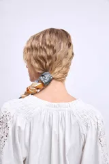 Camisa blanca de mangas 3/4 con detalle de encaje en el frente.