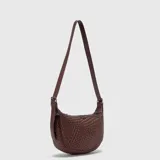 Bandolera marrón de cuero trenzado con correa ajustable.