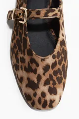 Ballerinas estilo guillerminas con estampado de leopardo, punta almendrada y tira ajustable sobre el empeine con hebilla metálica.
