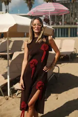Vestido midi de lurex color chocolate con apliques de rosetas rojas y tajo lateral.