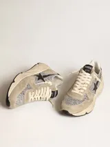 Zapatillas Golden Goose Running Sole de gamuza color beige con detalles de glitter plateado y estrella de cuero negro.