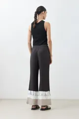 Pantalón de vestir negro con efecto tie dye en gris y blanco en el ruedo, corte palazzo.