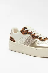 Zapatillas blancas de símil cuero con recortes en gamuza y detalles metalizados plateados. Plataforma de 4,5cm de alto.