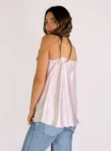 Top color bordó de viscosa con breteles finos y escote en V con detalle de puntilla.