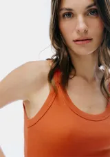 Musculosa slim color ocre, de tela acanalada con cuello redondo y sisas anchas.