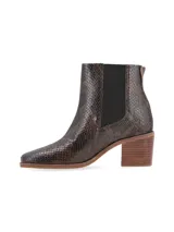 Bota de caña media con estampado de piel de serpiente en tonos marrones, con elásticos laterales negros y taco de madera.