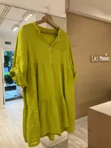 Vestido de lino color fucsia con diseño de corte suelto y botones en la parte frontal.