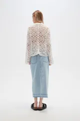 Falda midi de jean celeste con abertura frontal y ruedo desflecado.