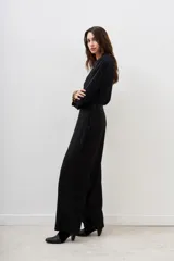 Pantalón palazzo negro con lentejuelas y mostacillas bordadas, tiro medio y cierre lateral invisible.