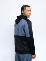 Campera Umbro con capucha, de french terry con cortes y cambio de color en azul y negro. Cierre frontal completo y logo estampado en el pecho.