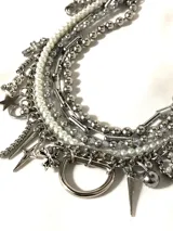 Collar plateado de múltiples cadenas con dijes colgantes de acero quirúrgico, acero inoxidable y aleación. Incluye cadenas de perlas de vidrio esmaltadas, cristales, dijes de estrellas, cruces, llaves y otros motivos.