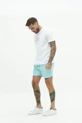 Short de baño liso color azul marino, con cintura elástica ajustable con cordón, dos bolsillos laterales, un bolsillo trasero y logo bordado.