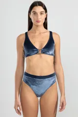 Top de bikini estilo pullover confeccionado en terciopelo reciclado con textura a rayas finas, color azul. Con copas removibles y detalle cuadrado metálico Polonio al frente.