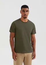 Camiseta verde militar de manga corta y cuello redondo.