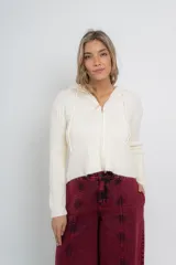 Camperita tejida con capucha y cierre frontal, confeccionada en hilado acanalado extra suave.