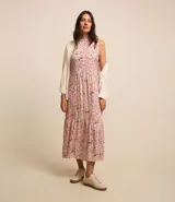Vestido largo evasê de viscosa con estampado floral paisley, cuello redondo y sin mangas.
