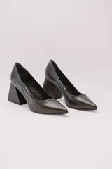 Zapato de tacón de cuero negro liso, con punta fina y tacón cuadrado forrado en cuero de 8 cm de altura.