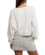 Buzo blanco de tejido térmico de algodón con textura. Tiene escote redondo ancho, mangas dolman caídas con puños elastizados, costuras expuestas y dobladillo con banda.