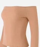 Blusa color marrón claro, de rib, con escote hombro a hombro y mangas largas ajustadas.