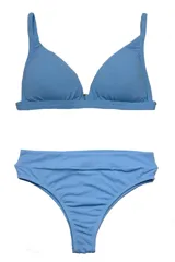 Top de bikini azul celeste con textura arrugada, de corte triangular con tirantes finos y un pequeño detalle metálico en el centro del escote.
