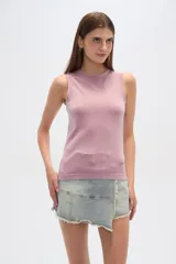 Musculosa ajustada al cuerpo, sin mangas y con cuello redondo.