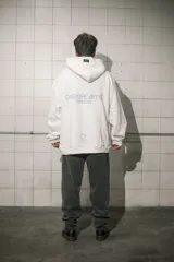 Buzo hoodie color crema de algodón con capucha y bolsillo tipo canguro.