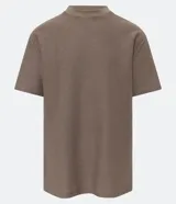 Remera marrón de corte relajado, con cuello redondo, mangas cortas y textura acanalada.