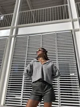Short gris de ecocuero con tiro alto y cinturón.