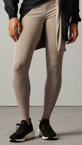 Calza deportiva larga color beige, tiro alto, con logo Umbro estampado en la pierna izquierda.